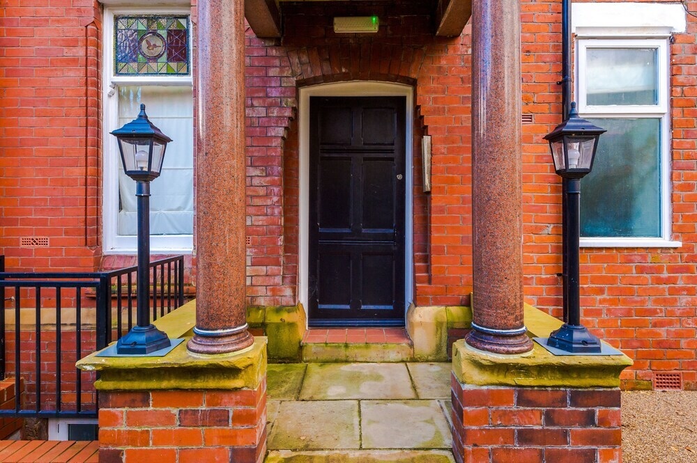 Hilltop Serviced Apartments - Stockport