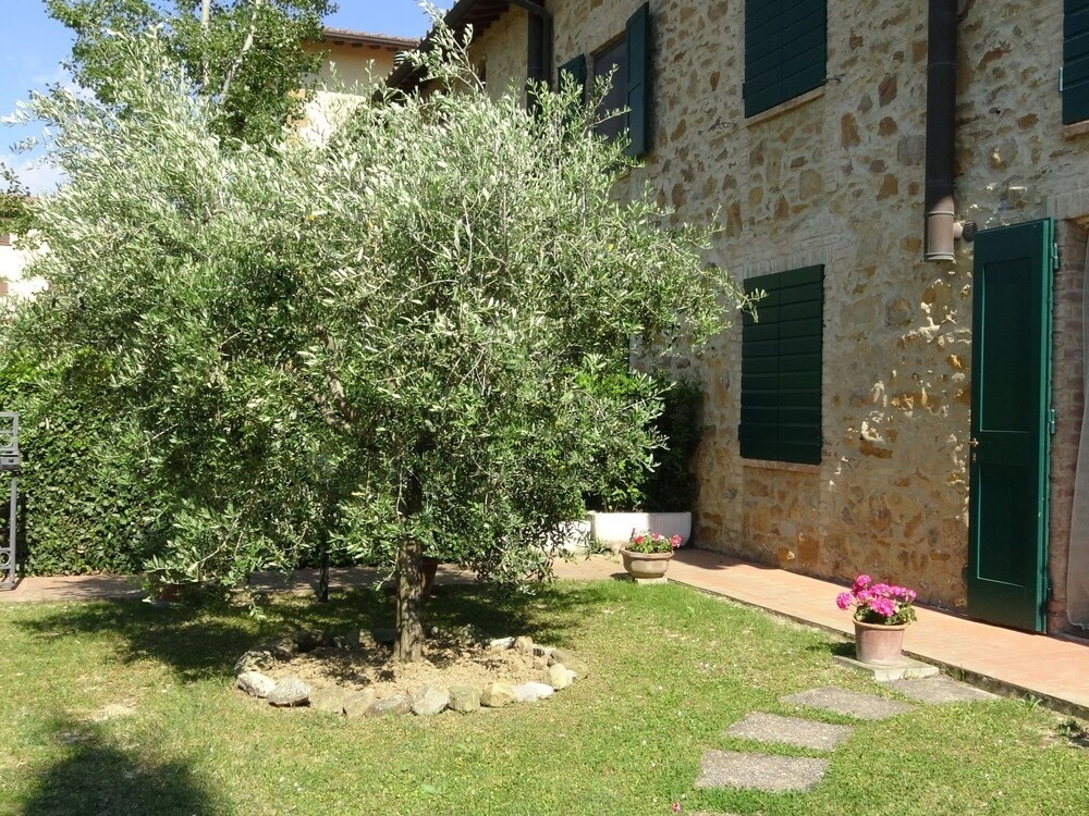 Well Kept Property With Garden With Lovely Panorama