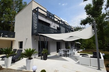 Villa With 4 Bedrooms in Mostuéjouls, With Wonderful Lake View, Privat