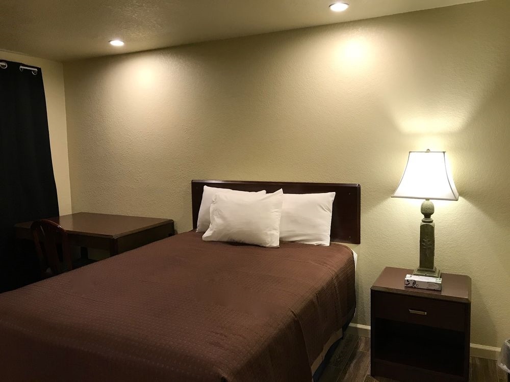 Whistling Pines - Daily & Extended Stay, Elizabeth City