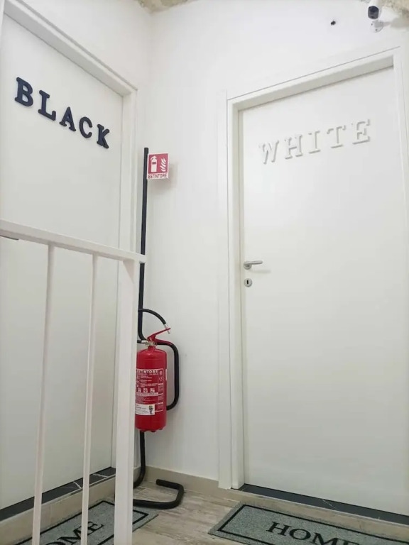 Newhouse rooms black & white