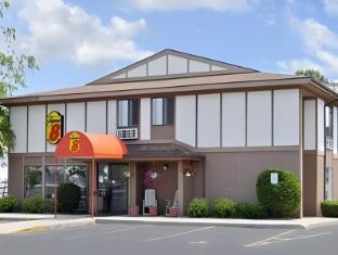 Super 8 by Wyndham Beaver Dam