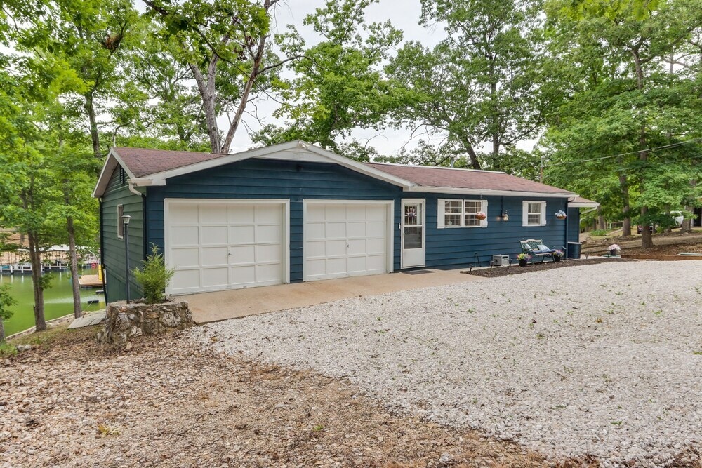 Dock + Screened Porch: Lake of the Ozarks Getaway!