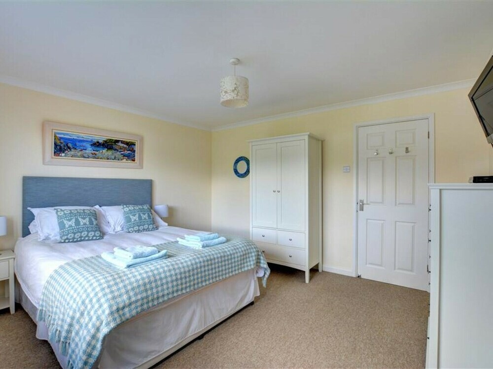 Beautiful Holiday Home In Mawgan Porth With Garden