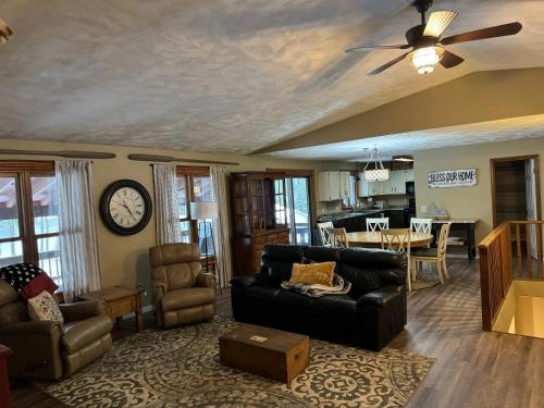 Lakeside Getaway Includes Hot Tub pet Friendly