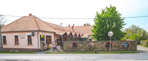 Borostyankert Etterem & Vendeghaz
