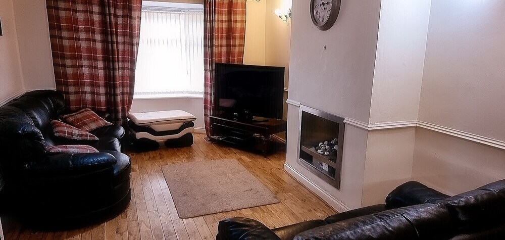 Captivating 3-Bed In Wednesbury, Free Parking