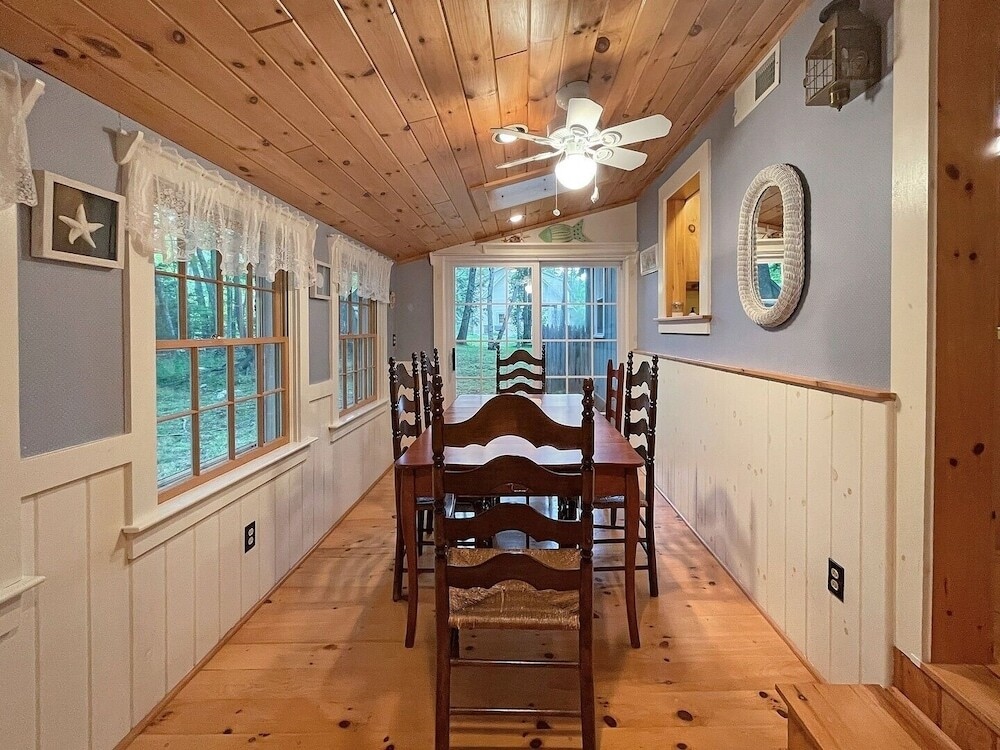 Dewey Cottage - Y854 Adorable Cottage Close To Long Sands Beach And Short Sands 4 Bedroom Home By Redawning