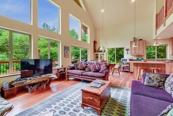 Little Bear Lodge - Three Bedroom Home With Mountain View