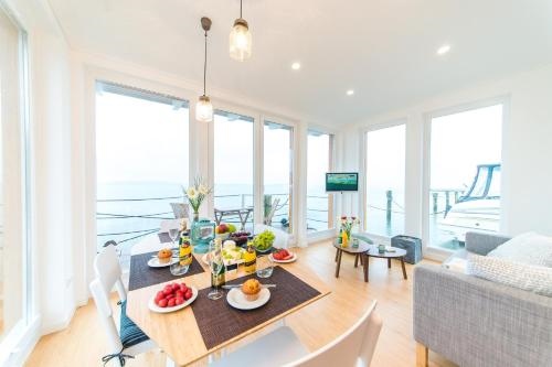 Komfort-Hausboote Am Naturhafen Krummin