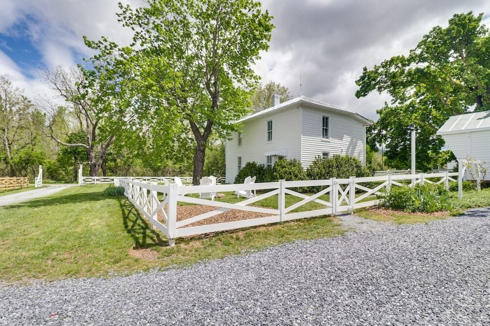 Quiet Farmhouse On 77 Acres Near Shenandoah River!