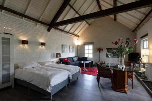 Room In Guest Room - Room To Rent With Own Entrance, Living Room And Bathroom