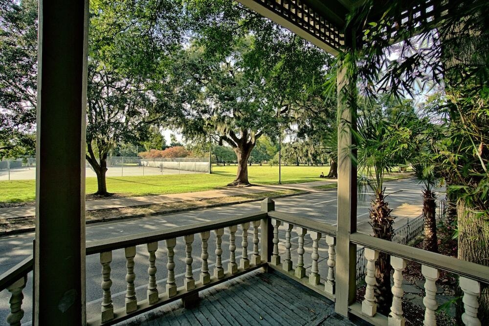 3 Br Victorian Stunner On Forsyth Park