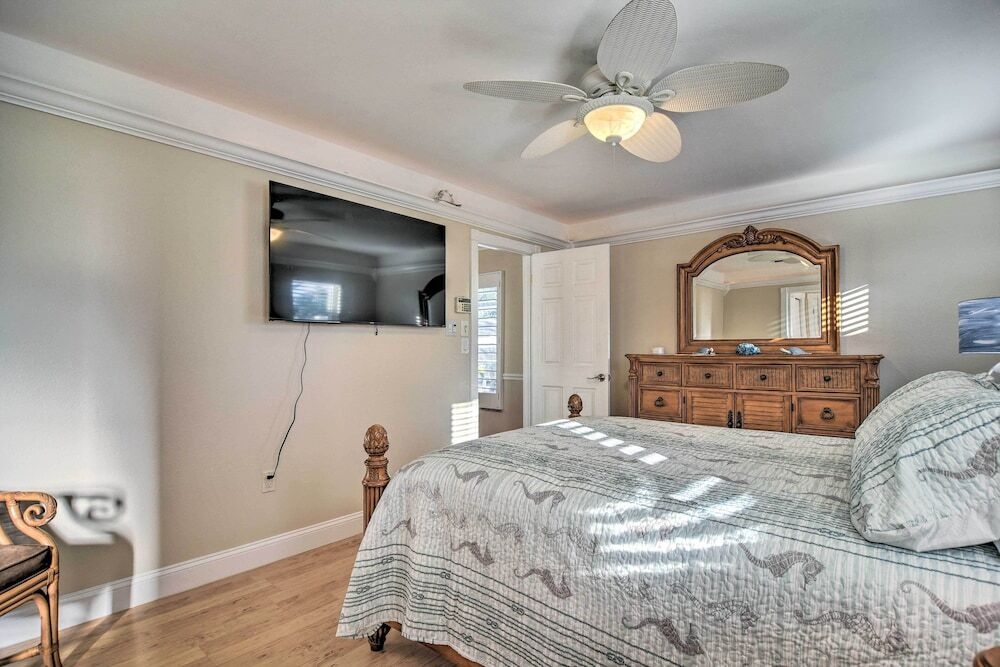 Sunny Seminole Gem With Screened Lanai & Pool!