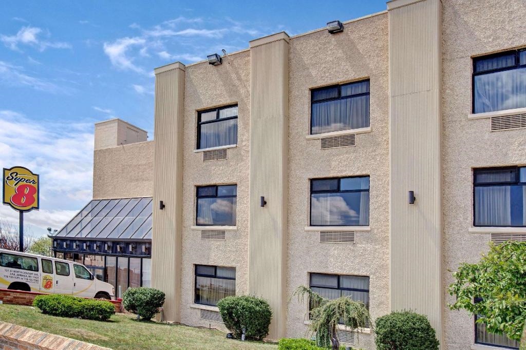 Super 8 By Wyndham Jamaica North Conduit