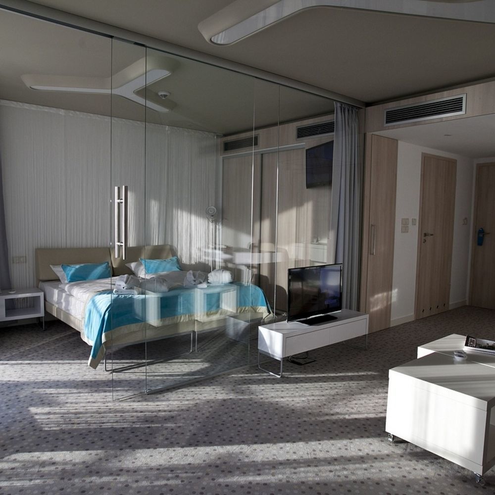 Marine Hotel & Ultra Marine