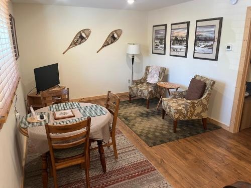 Creekside Downtown Vacation Suites, Only Adults 25 Or Older