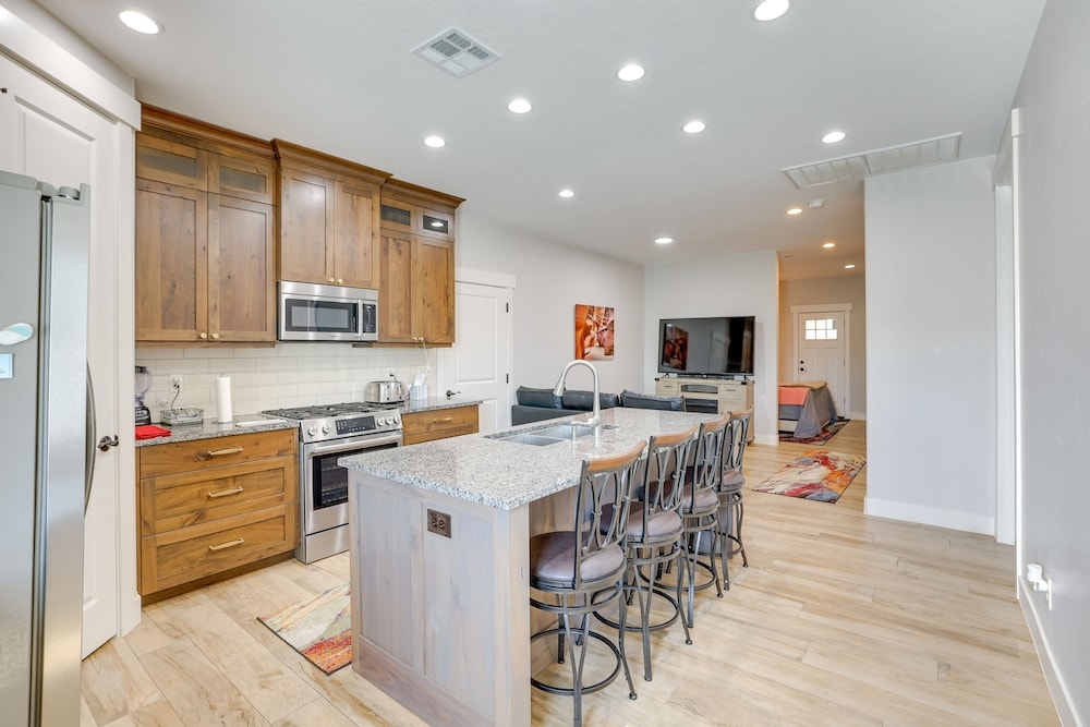 Toquerville Home W/ Mtn Views, Near State Parks!