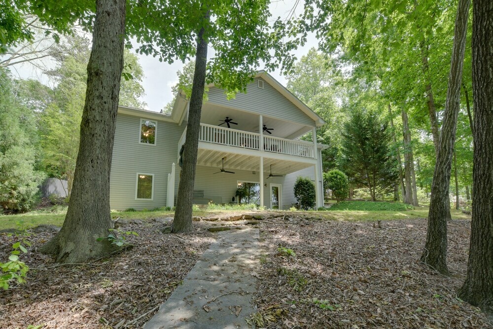 Lake Hartwell Vacation Rental W/ Dock & Hot Tub!