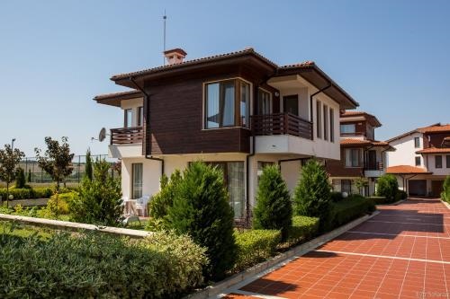 Villas In Complex Trakiyskiy Bryag