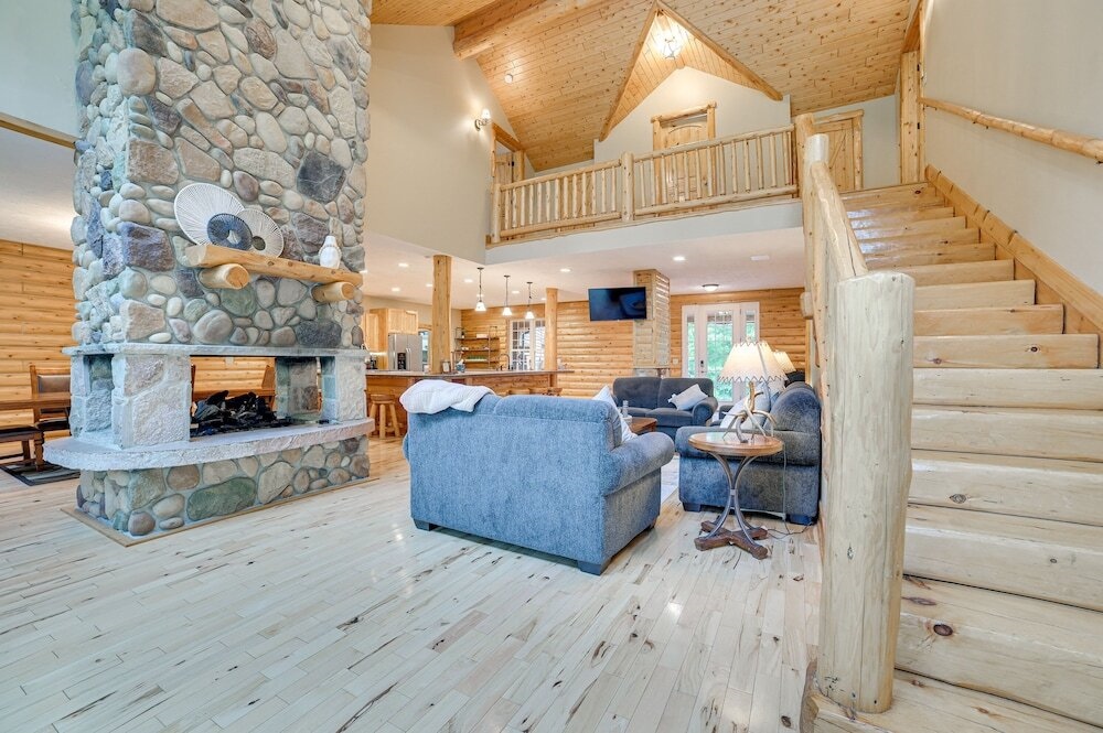 3 Mi to Schuss Mtn! Family Cabin at Shanty Creek