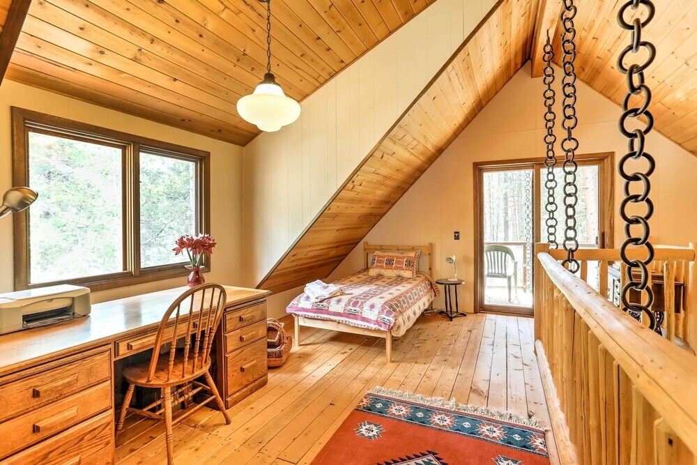 Riverside Winthrop Chalet W/ Hot Tub & 2 Decks!