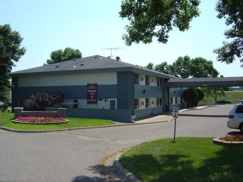 Wakota Inn & Suites