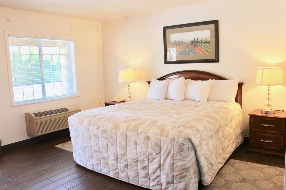 Vineyard Valley Inn