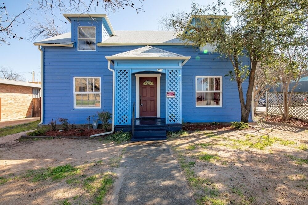 The Old Downtown Historic Grand Prairie House 4 Bedroom Home By Redawning