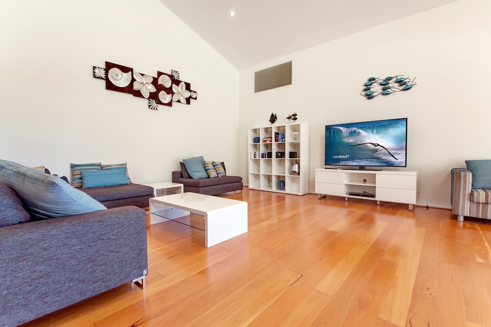Penthouse 83 1a Tomaree Street