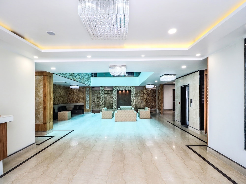 Capital O 18442 Kalka Royal