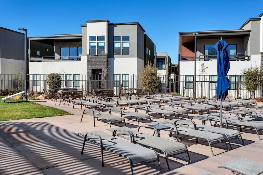 8 At Bloomington Country Club 3 Bedroom Apts By Redawning