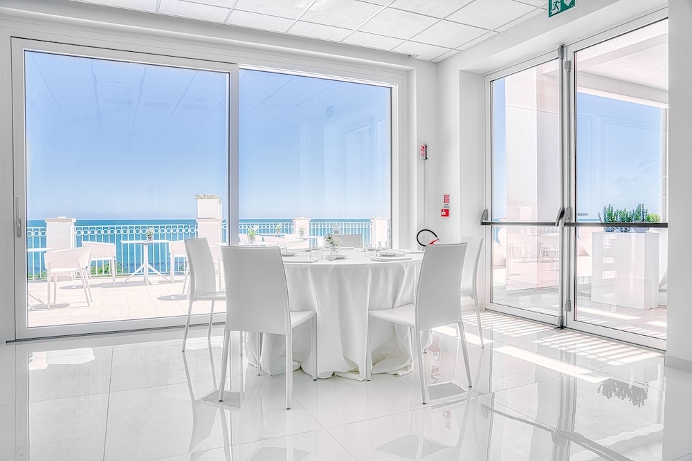 Supporter Deluxe Hotel