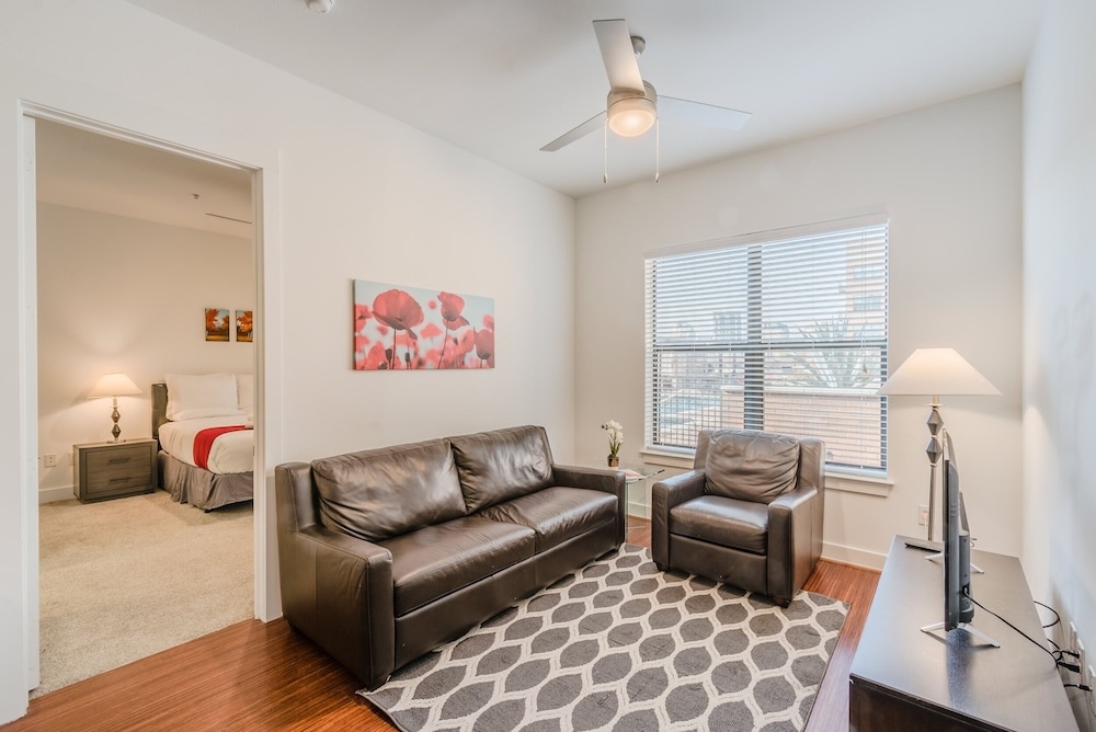 Chic Central Uptown Loft 1Br @ Shopping Dining