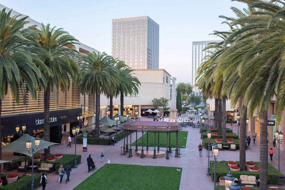 Awesome Multi Level - Large Patio - Fast Wifi - Work Desks - Self Check In! (Cm-2)