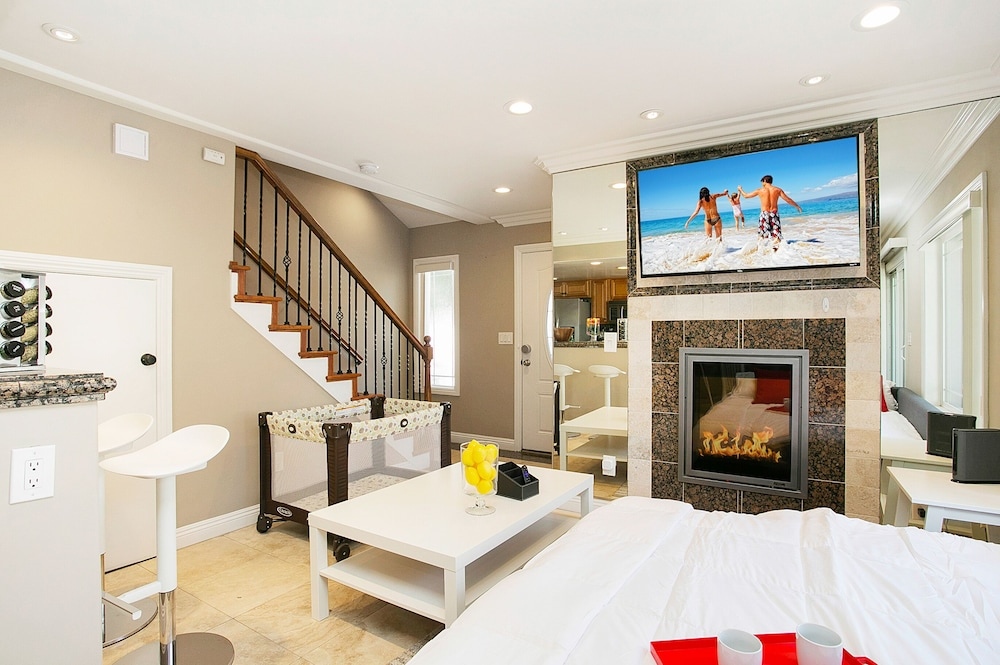 Costa Mesa/Newport - Fast Wifi - Work Stations - Free Parking - Self Check In! (Cm-1)