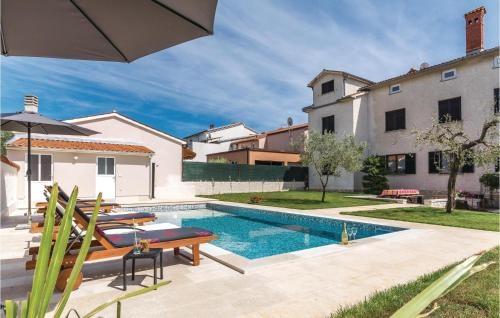 Six Bedroom Apartment In Stinjan