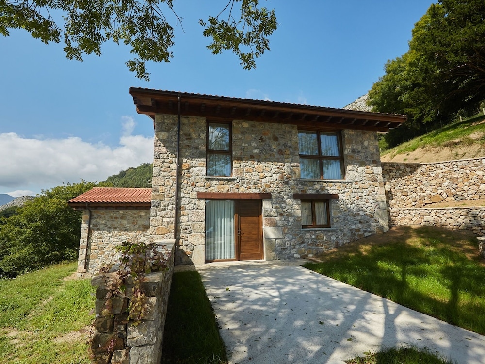 Beautiful Rural House Consisting Of Three Apartments With Views Of The Mountains