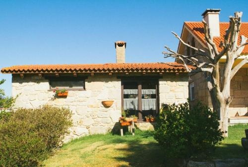 House With One Bedroom In Redondela, With Wonderful Mountain View, Pool Access And Enclosed Garden - 2 Km From The Beach