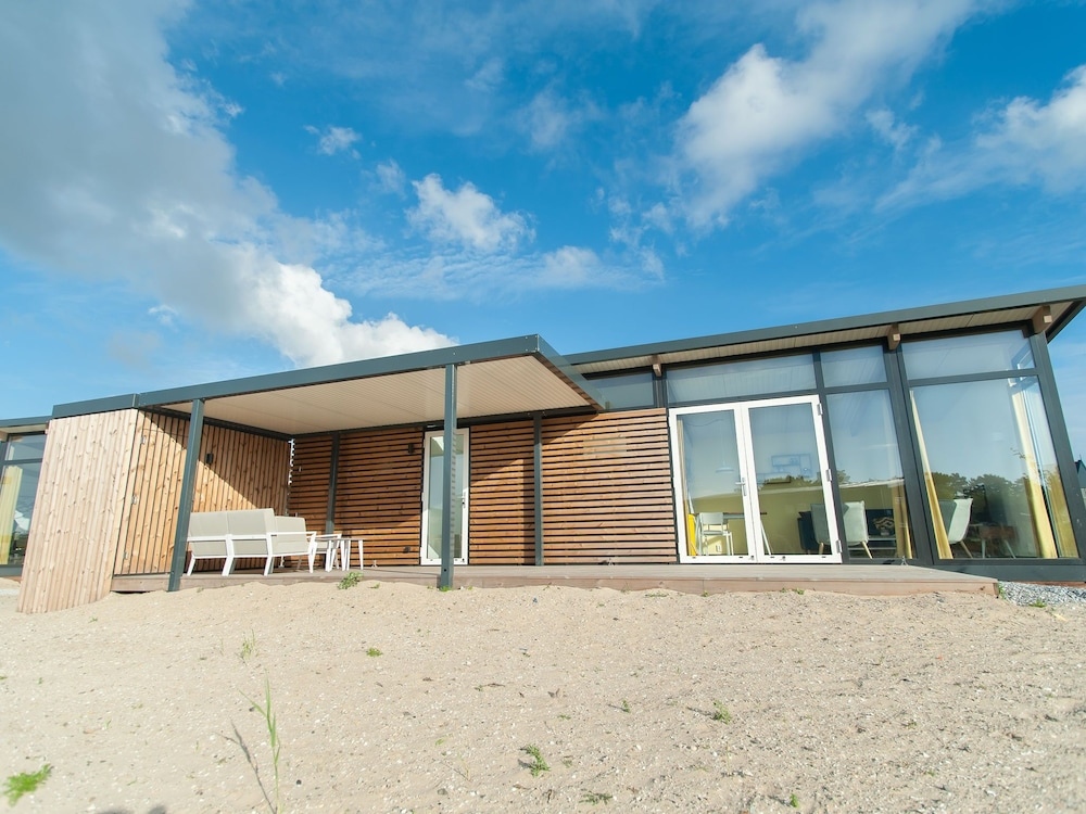 Nice Lodge With Combi-Microwave, Near The Beach