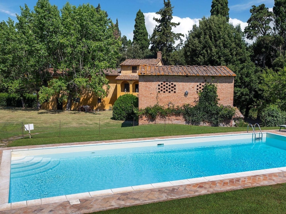 Peaceful Holiday Home In Ponsacco With Swimming Pool