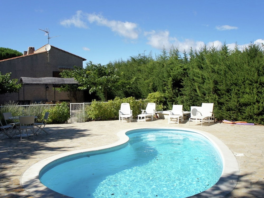 Charming Holiday Home in Régusse, Provence With Terrace