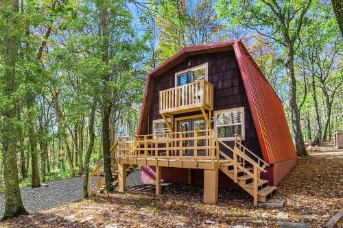 Private Lake&Beach Cabin, Golf, Fire Pit, & Wifi!