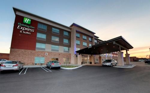 Holiday Inn Express & Suites DETROIT NORTHWEST - LIVONIA