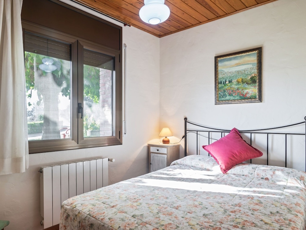 Lovely Apartment in Girona With Swimming Pool