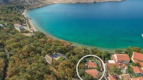 Holiday House Komadina with Whirlpool direct on the Beach in Lukovo