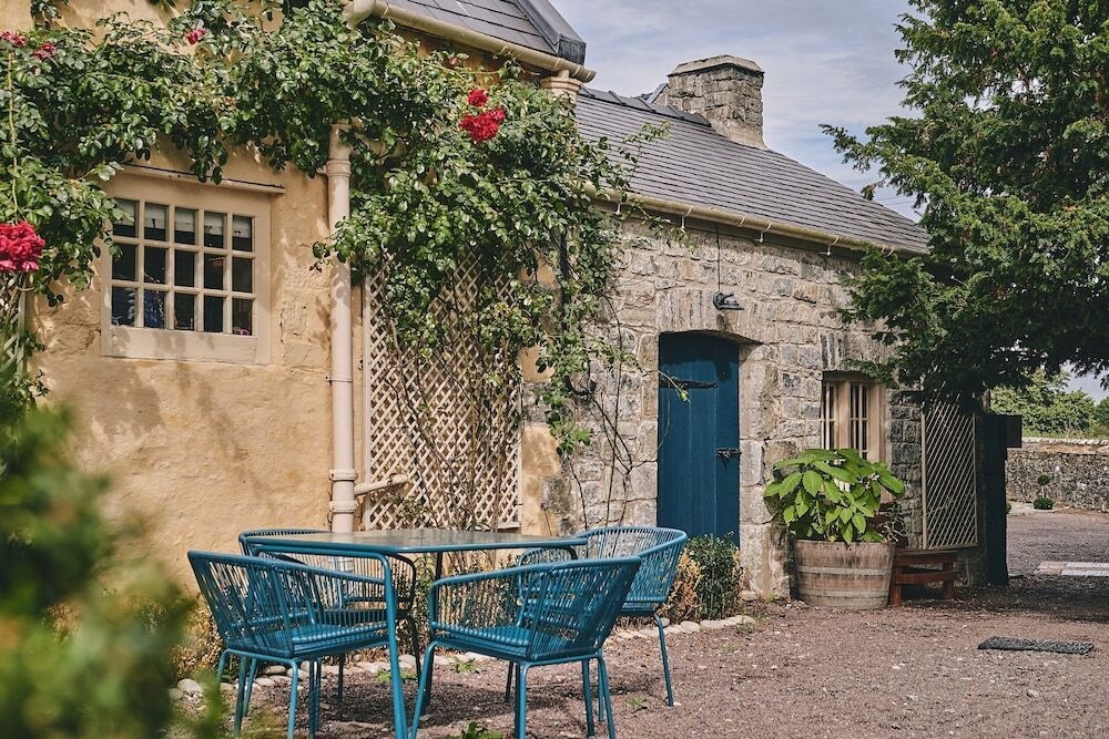 Alium Cottage Gileston Manor