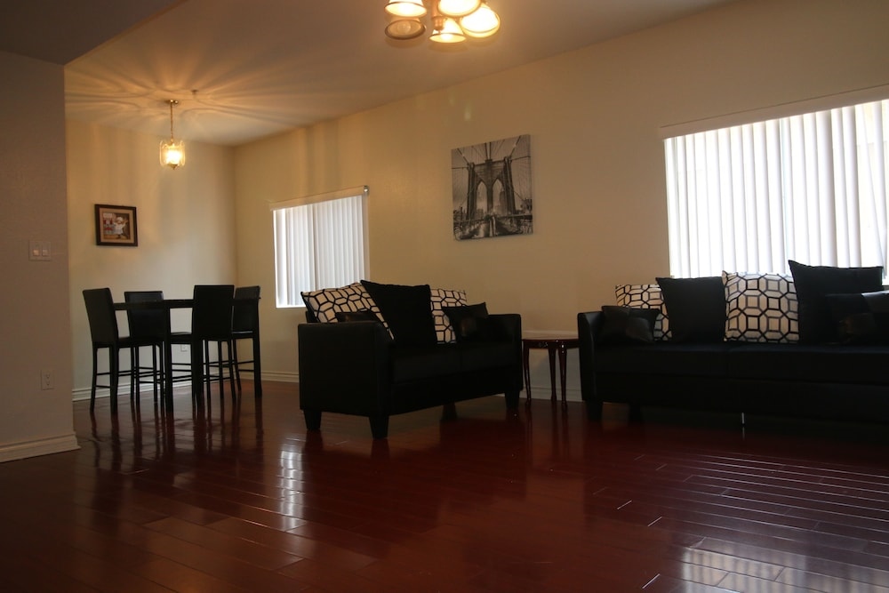 Quiet And Comfortable Townhouse