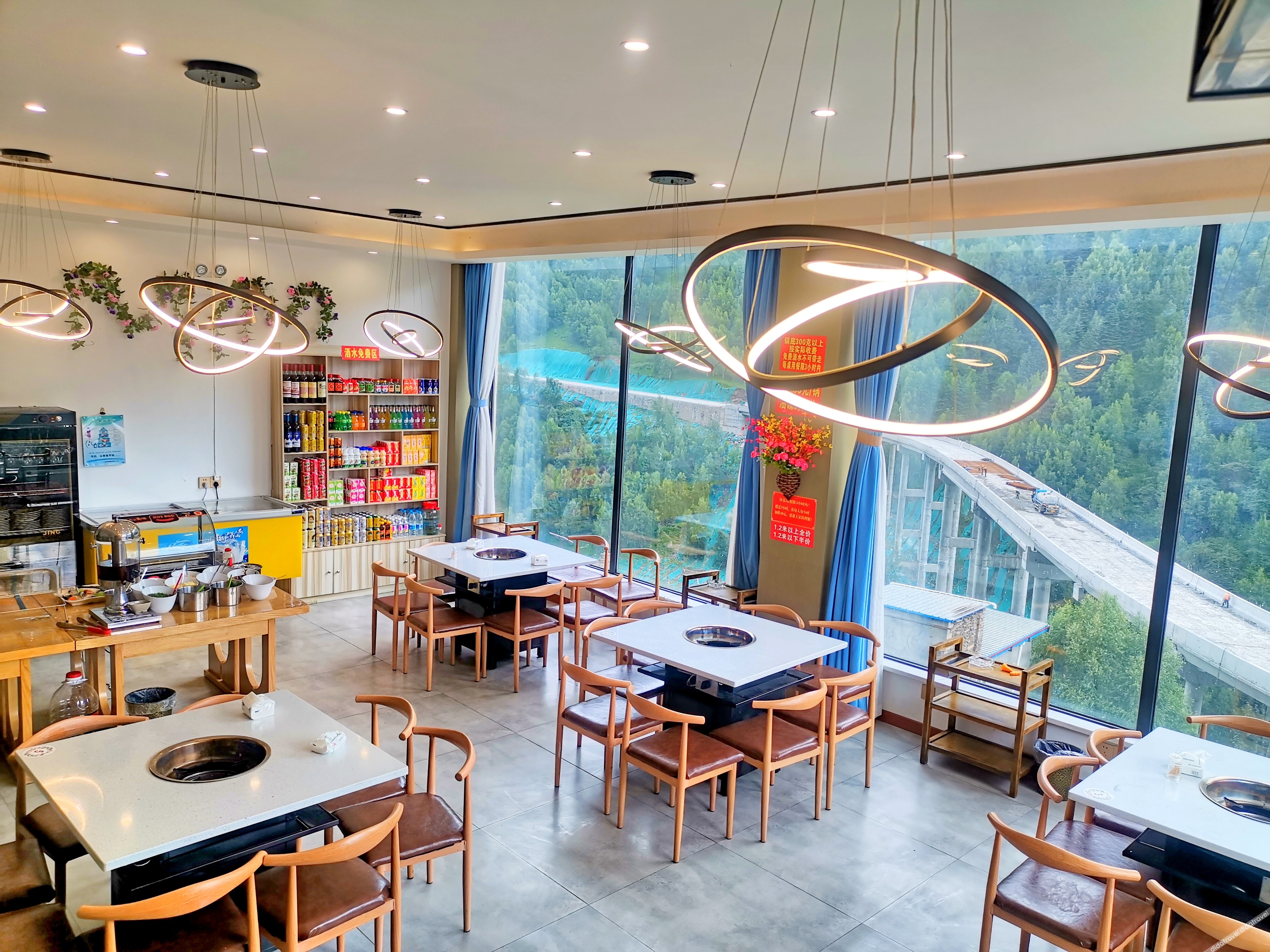 Xiaojin Canyon Love Hotel