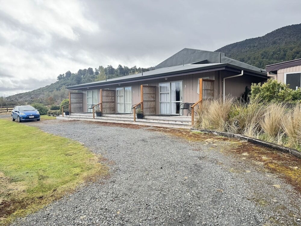 The Crossing Lodge And Backpackers